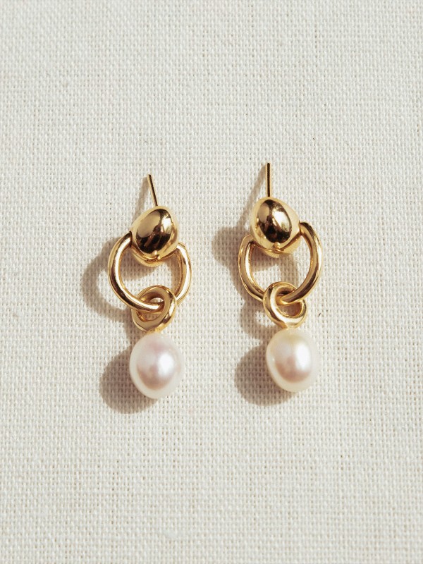 Egg Pearl Earrings